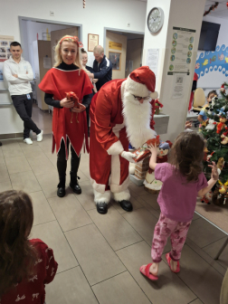 Ajándékot vesz át a gyermek