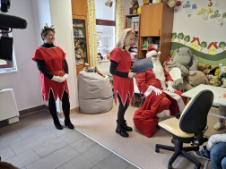 Mesét olvasnak a Manók