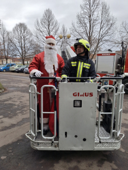 Az emelőkosárban a Mikulás Gyöngyösön