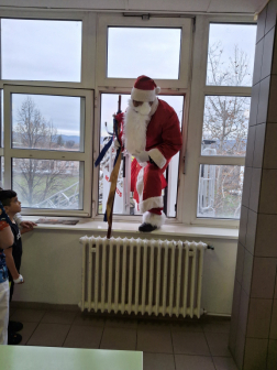 Bemászik az ablakon a Mikulás