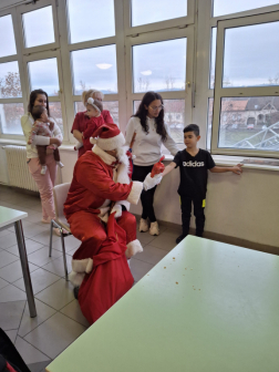 Ajándékot kap a gyermek