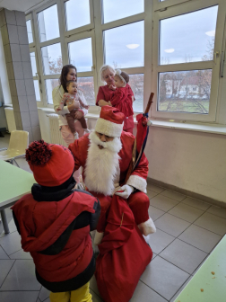 Ajándékot kap a kicsi