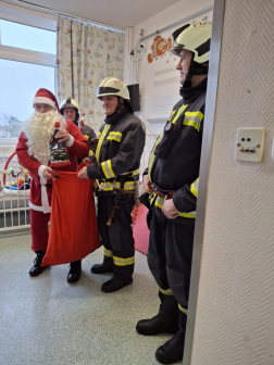 Tűzoltók a kórteremben