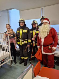 Tűzoltók egy beteg gyermekkel