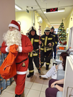 Tűzoltók és a Mikulás a folyosón