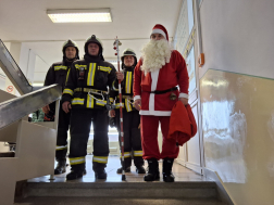 Tűzoltók a lépcsőnél