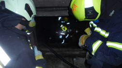 A pincében munkálkodnak a tűzoltók