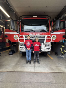 Gyermekek a tűzoltó kocsinál