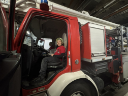 Gyermek ül a tűtoltó autóban