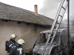 Tűzoltók a ház mellett