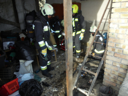 A pincében munkálkodnak a tűzoltók