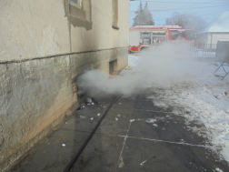 Füst áramlik ki a pince ablakán