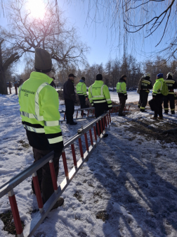 Létrákkal felkészülve a mentésre