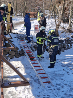 Mentés közben a jégen