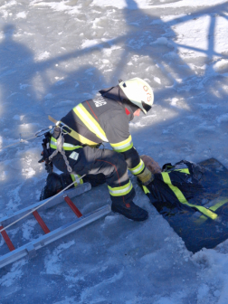 A beszakadt embert fogja a tűzoltó