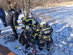 Hordágyra teszik a bábut