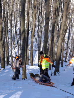 Mentik a meredek szakadékon a sérültet