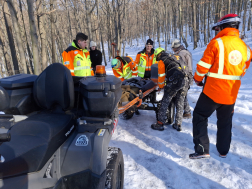 Kimentve a mélyből a sérült