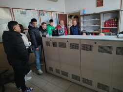 A híradóhelyiségben a diákokkal a tűzoltók