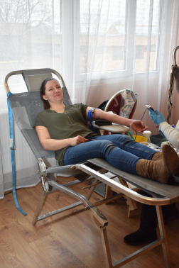 Önkéntes véradó véradás közben