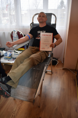 Bányai Tamás az oklevelével