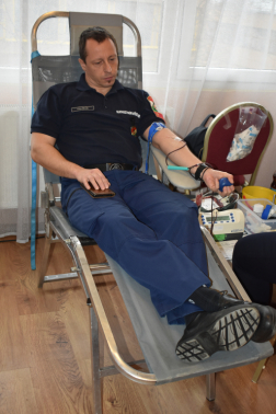 Önkéntes véradó véradás közben