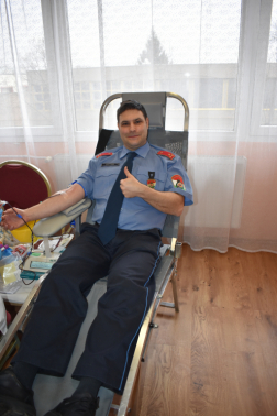 Önkéntes véradó véradás közben