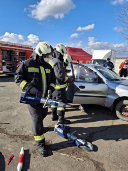 Feszítővágóval a tűzoltó
