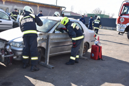 A sérülttel kommunikálnak a tűzoltók