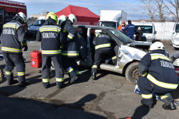 Szétvágják az autót a tűzoltók