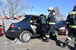 Kocsiajtót levették
