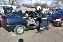 B oszlopot vágják a tűzoltók