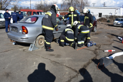 Bontják az autót a tűzoltók