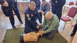 Tűzoltó és mentős az ambu babával