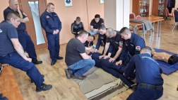 Bemutatja a helyes sérültmozgatást a mentős