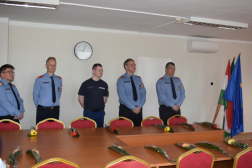 Férfiak a virágokkal várnak