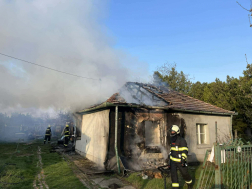 Olt vízsugárral a tűzoltó