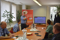 Gombás Gábor beszámolója közben 