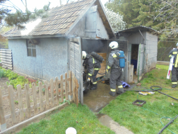 Oltják a melléképületet