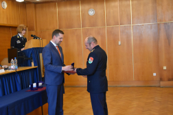 Díj átadása közben