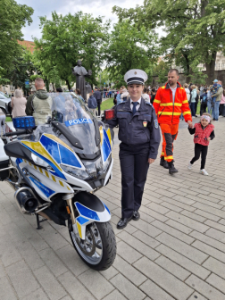 Rendőrnő motorral