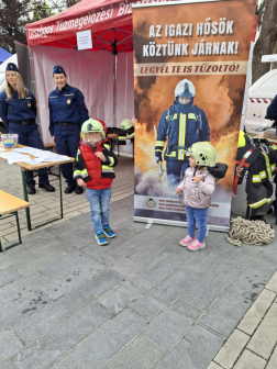 Gyermekek kis tűzoltóruhában