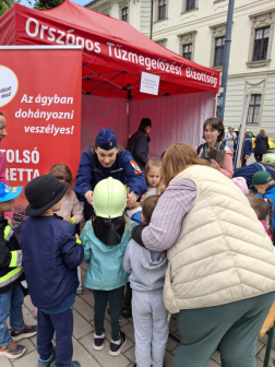Tűzmegelőzési bizottság sátránál az érdeklődők