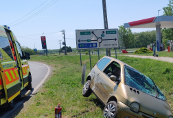 A sérült autó a képen
