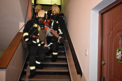 Hozzák le a lépcsőn a sérültet