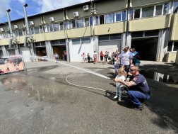 Locsolós játékkal játszanak