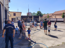 Hatvani tűzoltóság szertárában az emberek