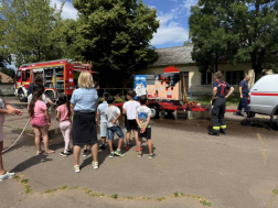 Locsolós játékkal játszanak