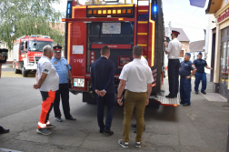 Megtekintik a járművet
