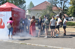 A füstsátornál a tömeg